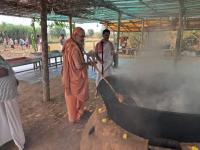 HH Swamiji's visit to Alemane (jaggery manufacturing house) at Kembre (19 Feb 2026)